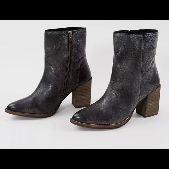 Diba Shoes - Diva True Distressed side zip bootie. Size 9.5. Lightly cushioned insole.